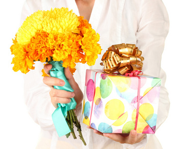 女人拥有一盒有一份礼物和鲜花上白色背景特写
