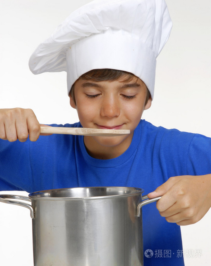小孩上金属锅拿勺子,小厨师小孩烹饪, 烹饪儿童做饭