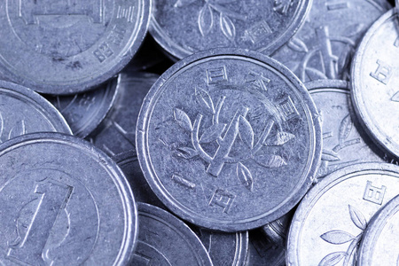 元日黑色背景下的一日元日本硬币特写图像摄影图