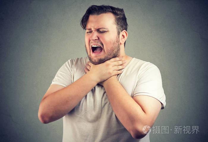 矮胖的休闲男子皱着眉头和窒息的过敏和手在脖子上闭上眼睛