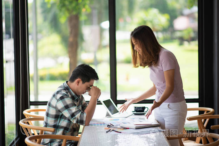 两个人生气的讨论一些项目, 商业概念