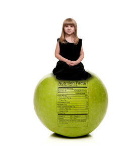 苹果与营养标签上的小女孩