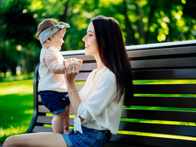 母亲与8月女婴花时间在公园里