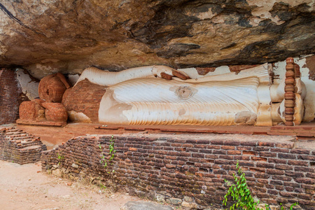 斯里兰卡 Pidurangala 岩下的卧佛雕像