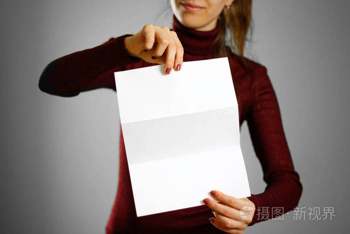 照片 显示空白的白色传单纸的妇女.传单介绍.小册子牵着手.