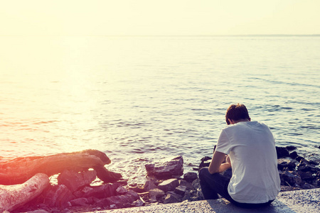 海边男生孤独图片