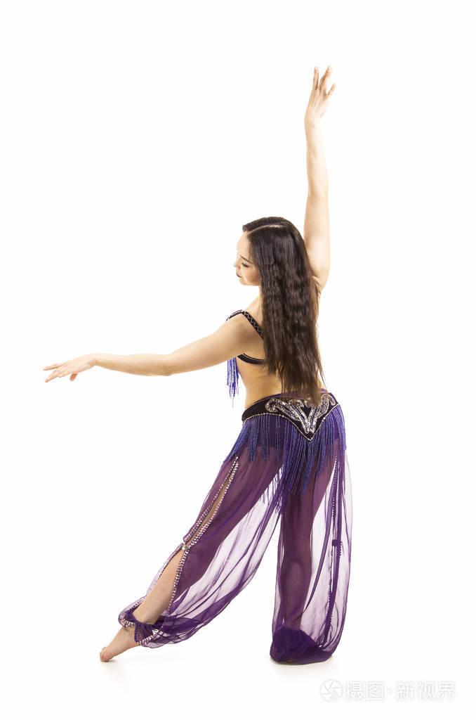 有魅力的黑发女孩长头发跳舞肚皮舞