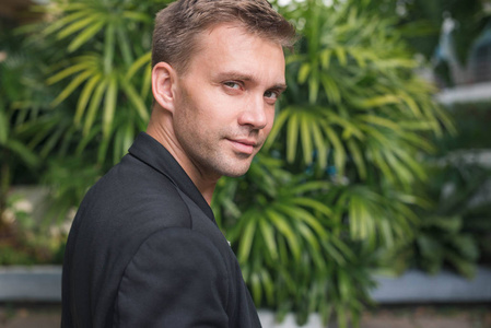 男人回头看背影漂亮的优雅的男人回头看相机照片