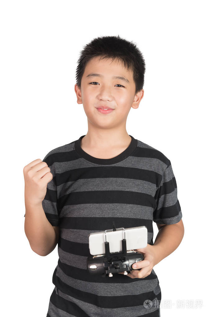 成功的快乐和有吸引力的亚洲男孩手持无线电遥控无人机或直升机, 用