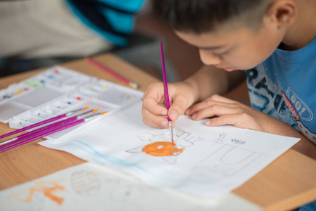 儿童画铅笔和水彩漫画纸图片