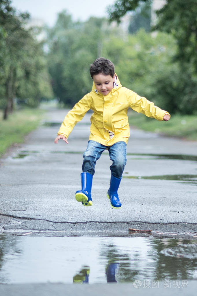 喜欢穿雨靴的小伙子图片