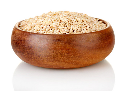 原料小麦的孤立在白色的木碗