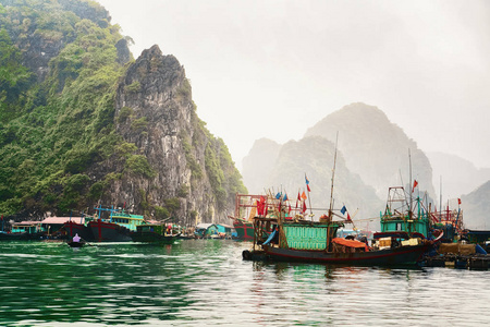 越南哈隆湾漂浮渔村船