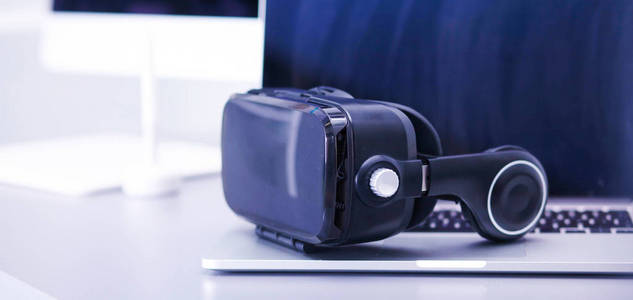 虚拟现实护目镜在桌上的笔记本电脑。业务。3d 技术