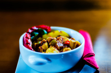传统匈牙利烩与牛肉, 土豆, 西红柿和胡椒, 一个美味的菜在一个白色的碗, 营养的菜