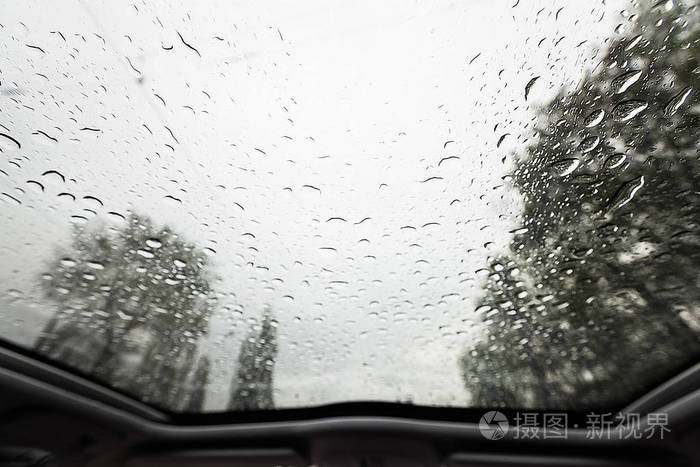在雨天从车内看挡风玻璃