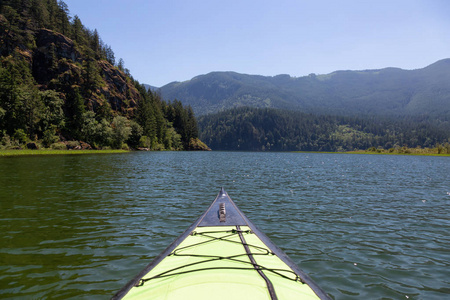 在哈里森河的独木舟在一个美丽和充满活力的夏日。位于加拿大不列颠哥伦比亚省温哥华东部