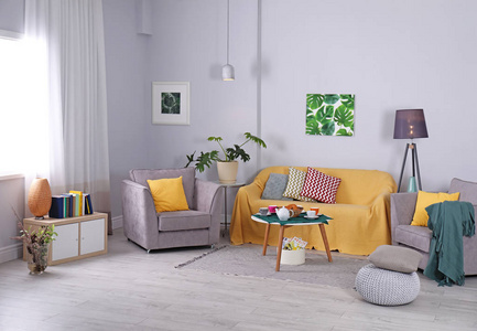 典雅的客厅内饰与舒适的沙发和扶手椅