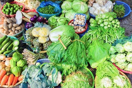 越南河内街头市场上的绿色蔬菜照片