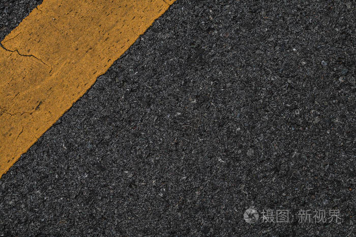 黑色沥青路面纹理线黄色背景