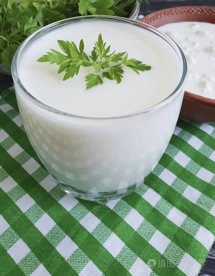 山寨奶酪, 酸奶香菜绿色的黑色木质背景