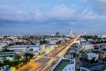 首都繁荣的道路, 曼谷的住宅景观。泰国的皇家首都。交通很拥挤, 城市的灯光是空的。