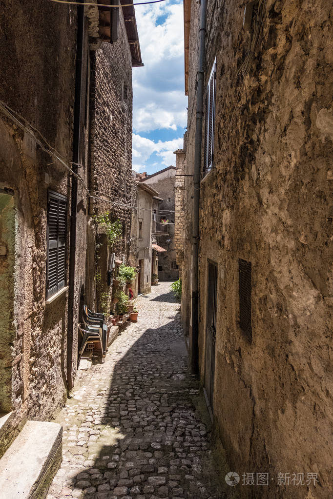 中世纪小镇小巷古破旧的城墙