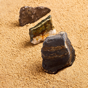 砂纹理中的三个石头