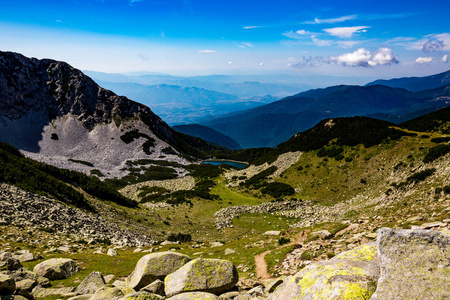风景夏天风景与蓝色水湖 Sinanitza, Pirin 山, 保加利亚