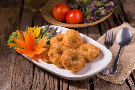 传统泰国菜 白盘子炸虾煎饼