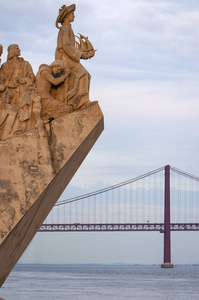 纪念碑的细节到发现 Padrao dos Descobrimentos 与4月25日桥梁在背景在葡萄牙里斯本城市