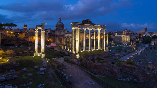 论坛遗址 Romanum 在 Capitolium 山日到夜过渡 timelapse 在罗马, 意大利。带多云盛科源的顶部视图