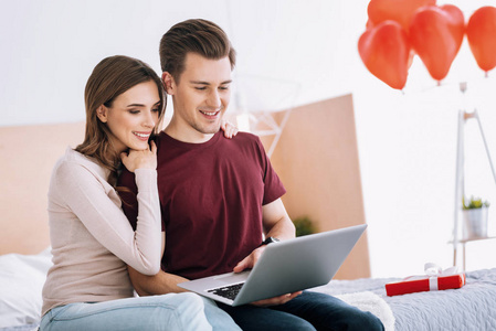 快乐爱情侣看电影照片