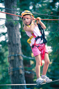 年轻的姑娘在白云岩，意大利在爬树