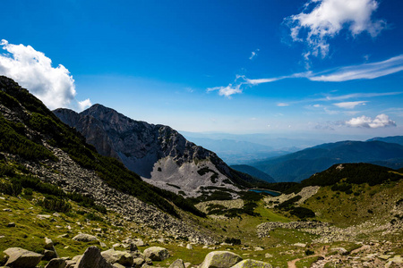 风景秀丽的夏日风光与蔚蓝的河水 Sinanitza, Pirin 山, 保加利亚, Sinanishko 湖 Ezero 也在照