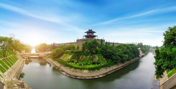 西安古城小报中国陕西西安古城墙与护城河照片
