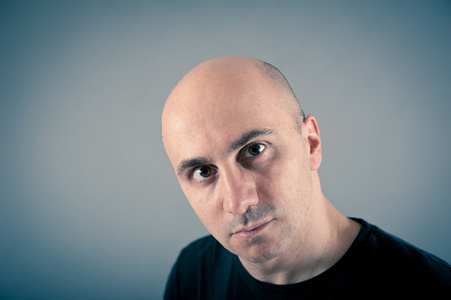 年轻的光头男人怀疑图片