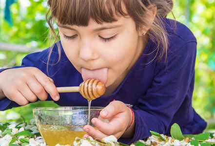 孩子吃蜂蜜。选择性的焦点