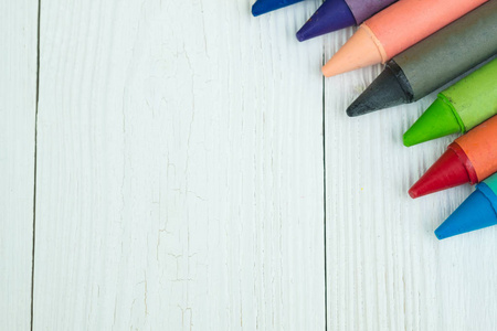 彩色蜡蜡笔铅笔在白色木桌与复制空间为添加文本
