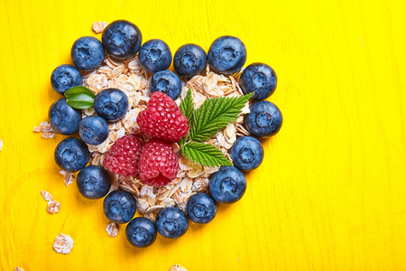 麦片粥配覆盆子和蓝莓。健康早餐。新鲜水果
