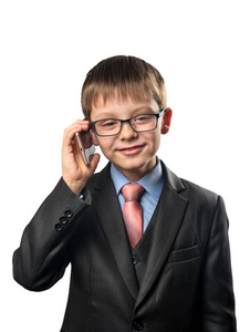 在白色背景下, 男孩戴着眼镜呼唤智能手机