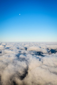 空中鸟瞰从飞机窗口与天空和云彩和月亮