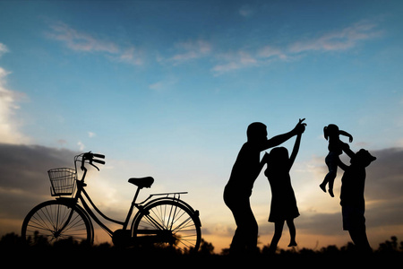 幸福的家庭, 父亲和母亲在阳光下玩耍的女儿照片