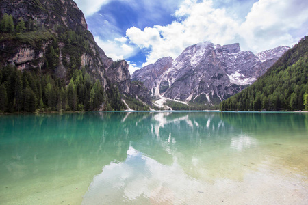 Braies 湖在白云岩与山 Seekofel 在背景, 意大利