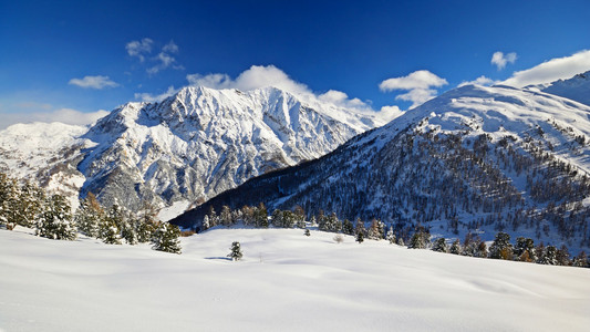 大雪后的意大利阿尔卑斯山冬季景观