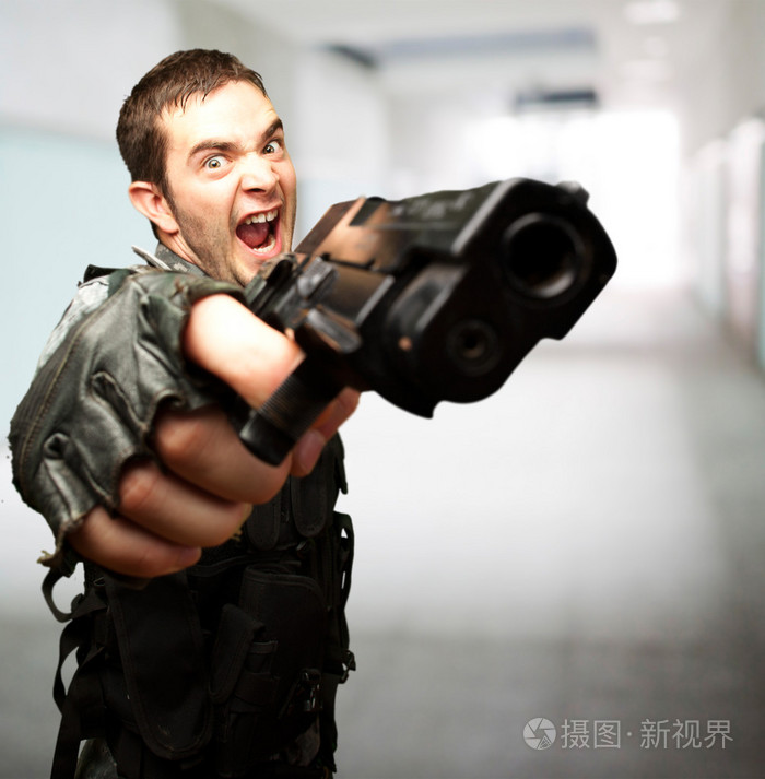 愤怒的士兵举行枪