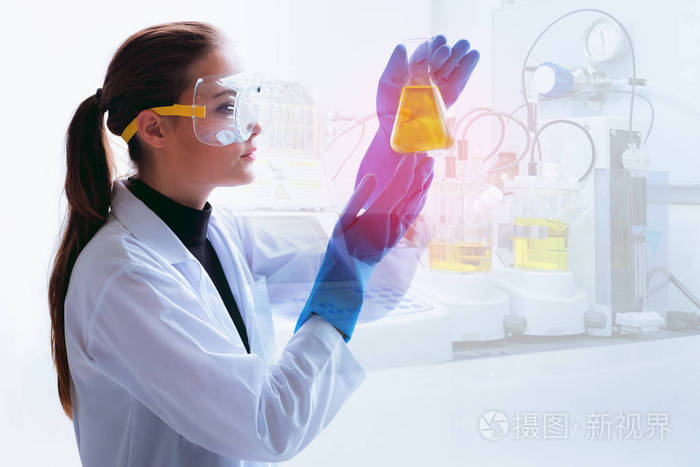 研究人员生物技术正在研究烧杯测试中的化学反应. 实验室测试概念