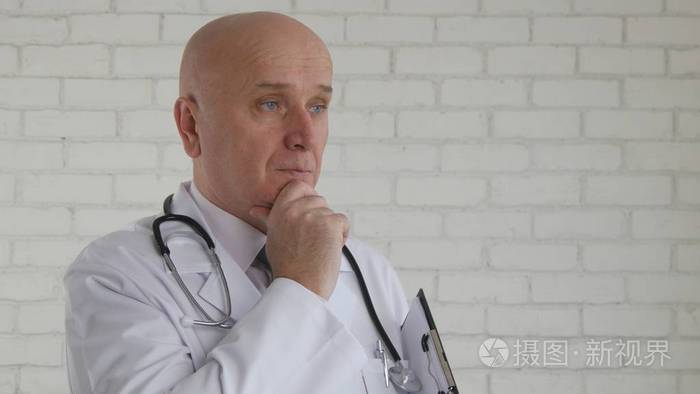 医生形象在医院房间里安静的听着