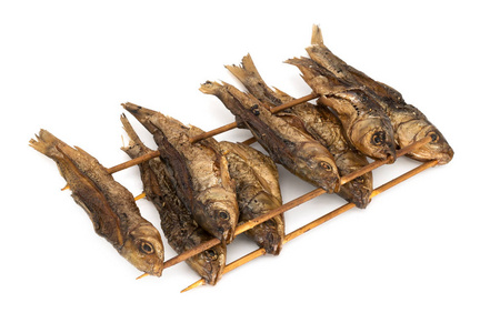 棍鱼烧烤鱼, 木棍烤鱼, 白色背景照片