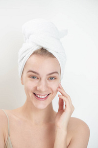 带毛巾的年轻妇女头部接触干净的脸皮肤, 护肤概念
